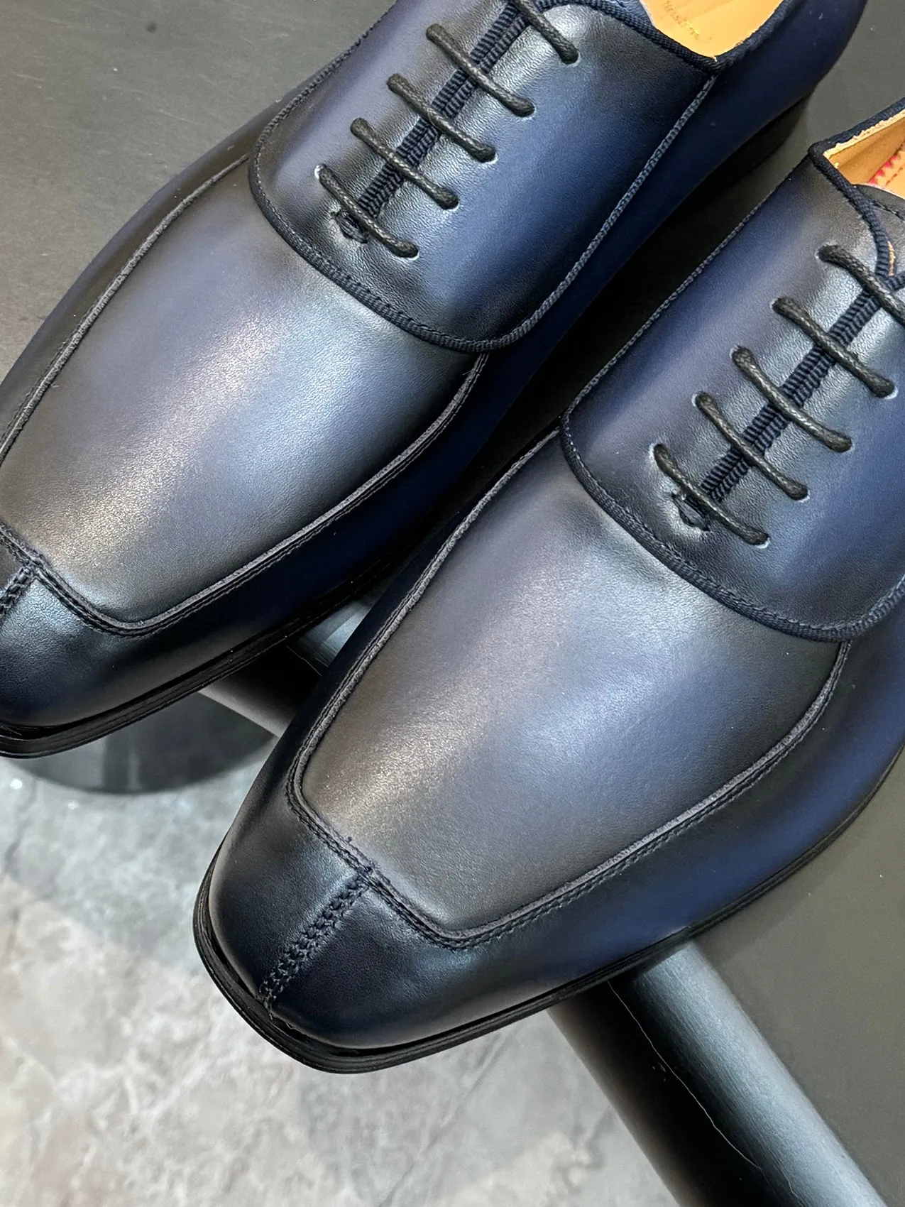 [CL red sole shoes] Top P: 1020💰 Size 39-44 (⚠️38.45.46.47 custom-made, non-returnable and non-exchangeable) 🆑High-end men's business formal leather shoes, original authentic top quality goods ••✅💯 Top original order purchasing agent! Original imported patterned cowhide ➕Imported cowhide lining ➕Cowhide feet ➕Original leather outsole~🉑️Feel free to compare the authentic ones!